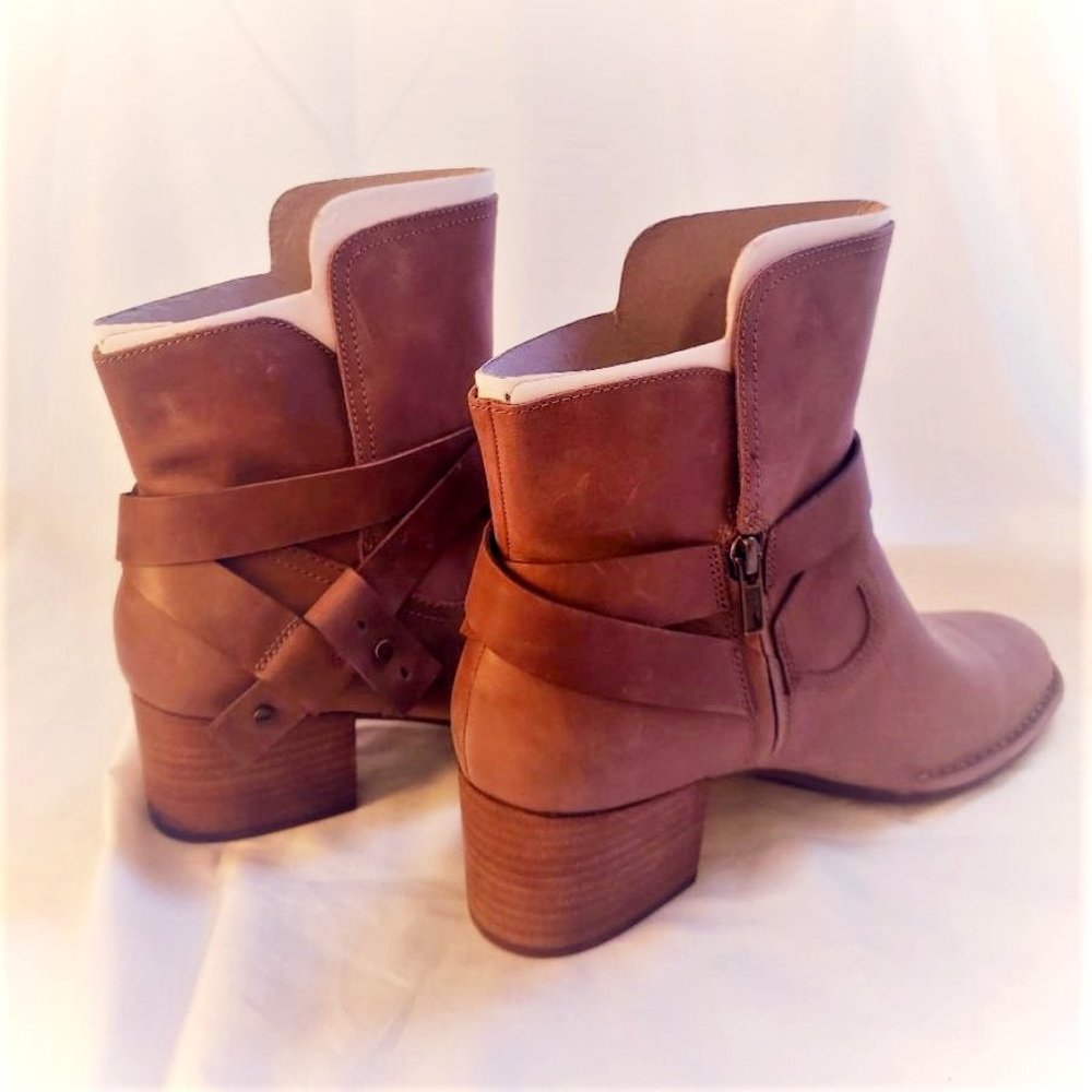 NEW! UGG Leather Boots in Size 11, West Elysian